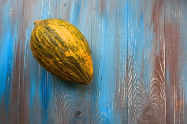 Kavun Piels de sapo mavi ve kahverengi ahşap arka plan üzerinde