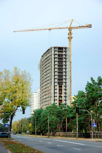 Costruzione gru costruzione casa moderna — Foto Stock