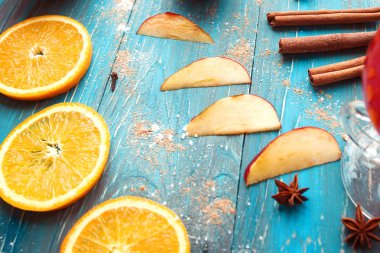 Portakal, elma, tarçın, anason, şarap (şarap mulled) ahşap arka plan üzerinde