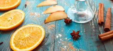 Portakal, elma, tarçın, anason, şarap (şarap mulled) ahşap arka plan üzerinde