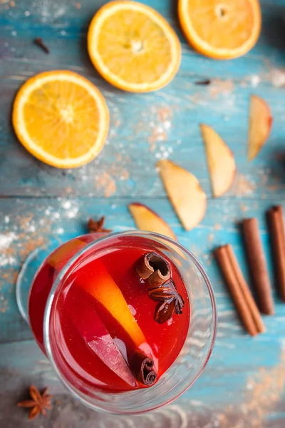 Orange, Apfel, Zimt, Anis, Glühwein auf Holzgrund — Stockfoto