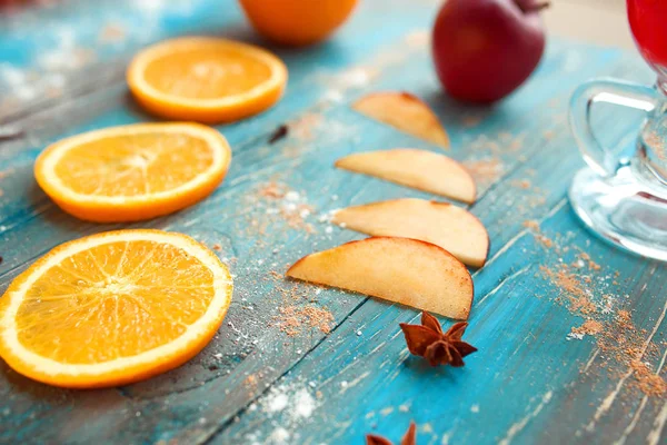 Апельсин, яблоко, кефир, анис, вино (глинтвейн) на деревянном фоне — стоковое фото