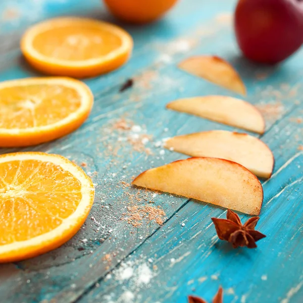 Апельсин, яблоко, корица, анисе, вино (глинтвейн) на деревянном фоне — стоковое фото