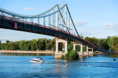 Kiev, Ukrayna Riverscape güneşli gün. Pashehodniy çoğu