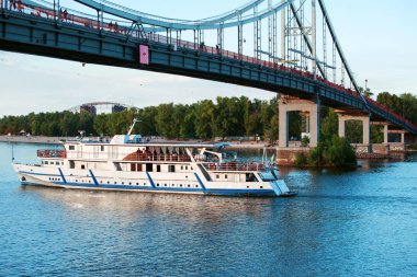 Kiev güneşli bir günde Riverscape, Ukrayna. Peshehodniy en