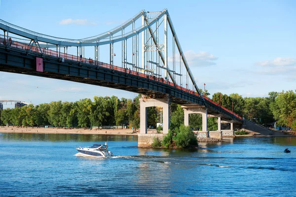 Kiev, Ukrayna Riverscape güneşli gün. Pashehodniy çoğu