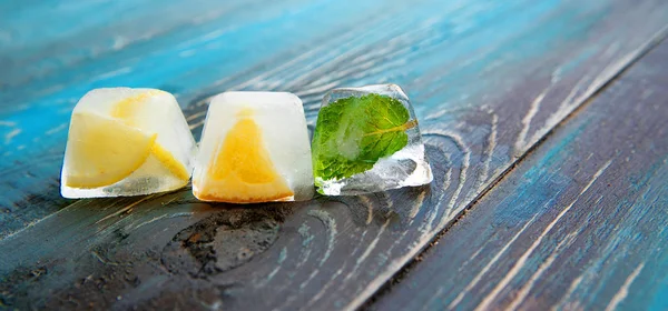 Parts of lemonade - pieces of ice with lemon, mint, orange — Stock Photo, Image
