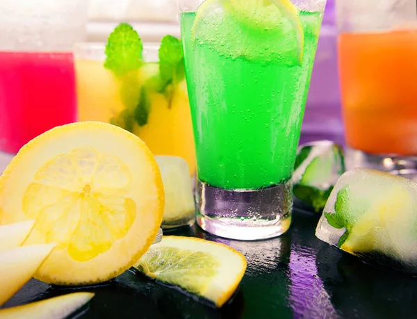 Различные виды свежих лимонадов в стаканах на светлом фоне — стоковое фото