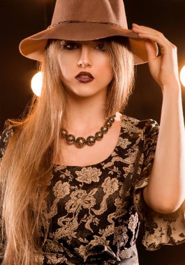 genç, parlak, çekici, uzun saçlı güzel kadın kahverengi vintage şapka ve lüks elbise