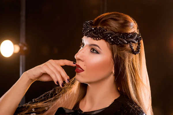 Retrato de jovem bonita atraente mulher de cabelo longo em grinalda preta com a mão quase sua boca — Fotografia de Stock