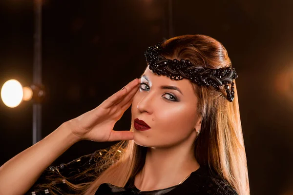 Retrato de jovem bonita atraente mulher de cabelo longo em grinalda preta com a mão quase sua boca — Fotografia de Stock