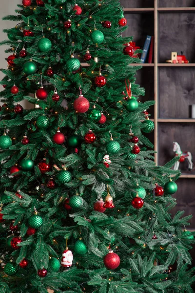 Nya året träd med dekoration, röd soffa, bokhylla, nuvarande lådor — Stockfoto