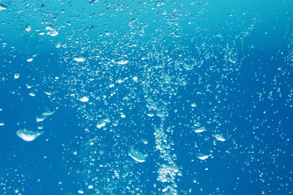 Bakgrund - luftbubblor i det blå vattnet — Stockfoto
