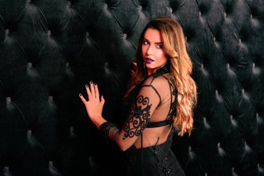 Genç güzel çekici ve sıcak kadın fotoğraf Studio siyah kadife duvarının yakınında siyah iç çamaşırı