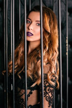 Genç güzel çekici ve sıcak kadın fotoğraf stüdyosu kafeste siyah iç çamaşırı