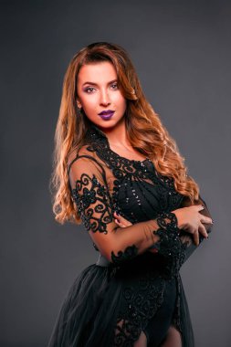 Genç güzel çekici ve sıcak kadın fotoğraf Studio gri arka plan üzerinde siyah iç çamaşırı