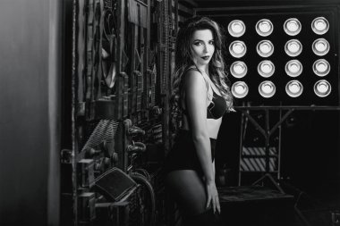 Genç güzel çekici ve sıcak kadın Foto stüdyo tek renkli endüstriyel zemin üzerine siyah iç çamaşırı 