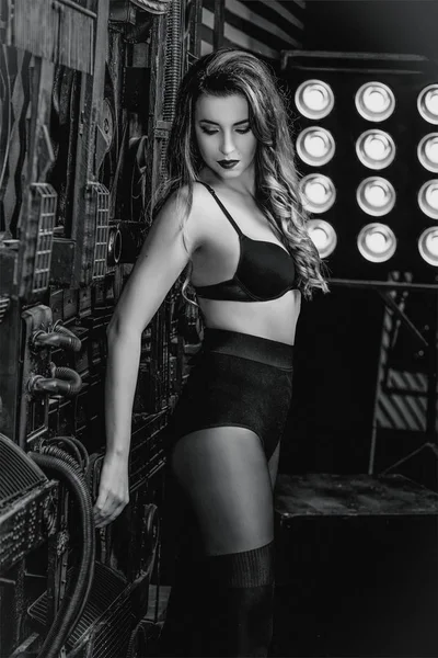 Genç güzel çekici ve sıcak kadın Foto stüdyo tek renkli endüstriyel zemin üzerine siyah iç çamaşırı 