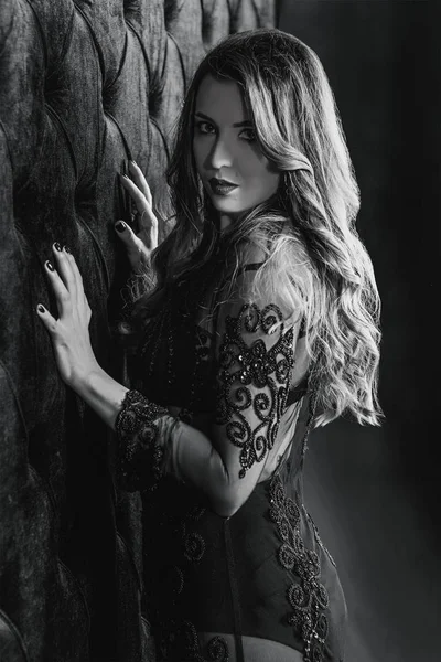 Νέοι όμορφη ελκυστική και ζεστό μακριά μαλλιά γυναίκα στο μαύρο εσώρουχο κοντά σε μαύρο βελούδο τοίχο σε φωτογραφία στούντιο — Φωτογραφία Αρχείου