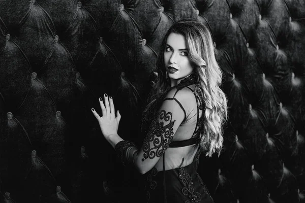 Молодая красивая привлекательная и горячая длинные волосы женщина в черном нижнем белье возле черной бархатной стены в фотостудии — стоковое фото