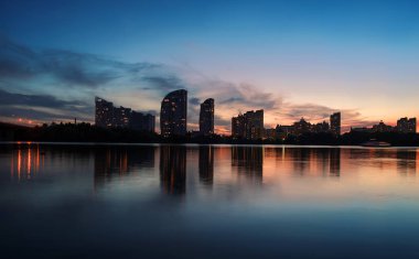 Cityscape: Moskova Köprüsü ve akşam Obolon bölgesi. Kiev. Ukrayna. Doğu Avrupa