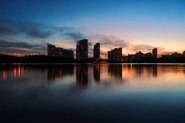 Cityscape: Moskova Köprüsü ve akşam Obolon bölgesi. Kiev. Ukrayna. Doğu Avrupa