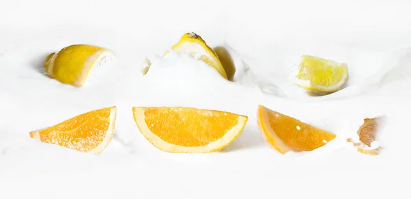 Нарезанные цитрусовые (апельсины и лимон) в молоке — стоковое фото