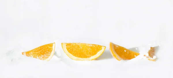 Нарезанные цитрусовые (апельсины) в молоке — стоковое фото