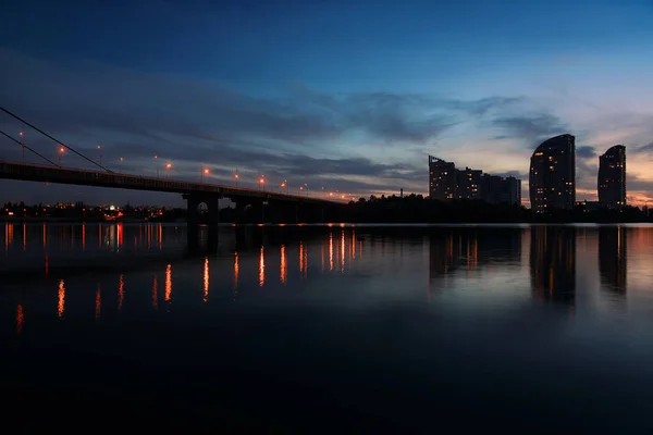Cityscape: Moscow bridge and Obolon district in the evening. Kiev. Ukraine. East Europe — Stock Photo, Image