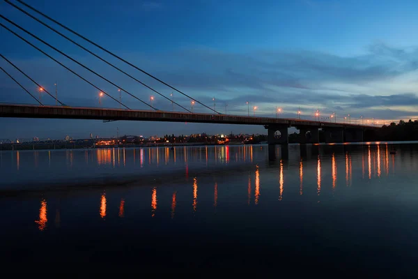 城市景观︰ 莫斯科桥和 Obolon 区在晚上。基辅。乌克兰。东欧 — 图库照片