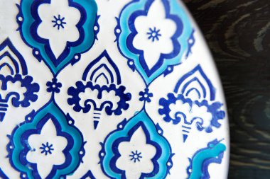 ahşap arka plan üzerinde şark mavi ve beyaz desenli tabak