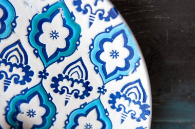 ahşap arka plan üzerinde şark mavi ve beyaz desenli tabak