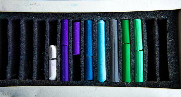Trozos de tiza pastel de colores en la caja — Foto de Stock