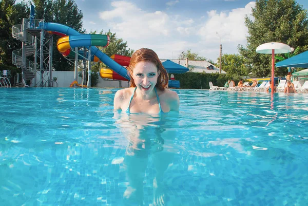Portrait of young beautiful smiling red hair girl in bikini in the swimming pool in summer — Stock Photo, Image