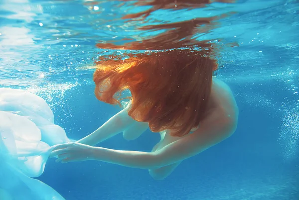 Portré, fiatal, gyönyörű, vörös hajú lány víz alatt a medence nyáron, fehér ruhát — Stock Fotó