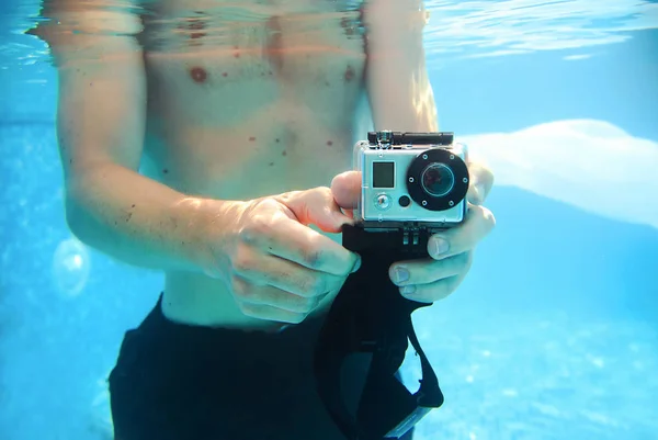 Pictuser を水中撮影カメラで若い男 — ストック写真