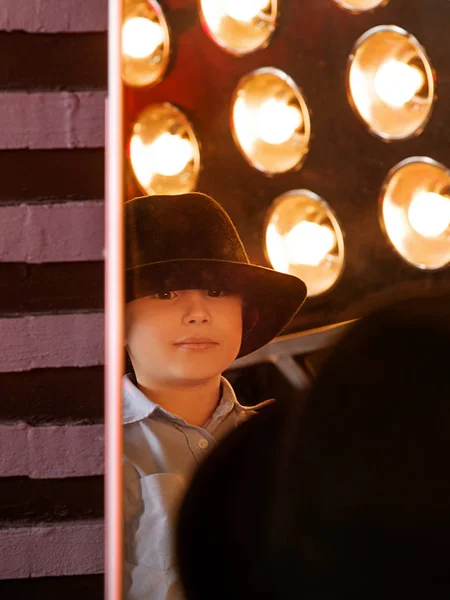 Stylowy portret chłopca w czarny kapelusz w studio fotograficzne — Zdjęcie stockowe