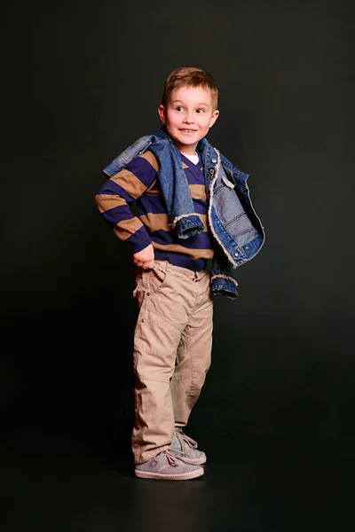 Портрет стильного милого маленького хлопчика в фотостудії — стокове фото