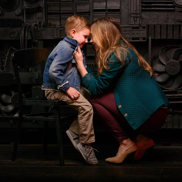 Портрет стильного симпатичного мальчика с красивой мамой в фотостудии — стоковое фото