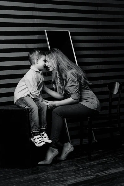 Porträtt av snygg söt liten pojke med vackra mamma i fotostudio — Stockfoto
