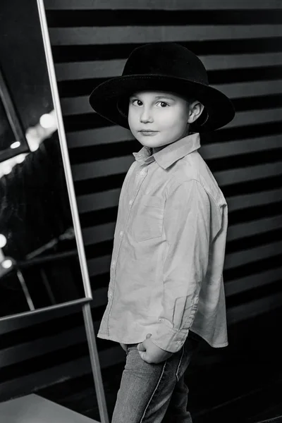 Elegante retrato de niño en sombrero negro en el estudio de fotografía —  Fotos de Stock