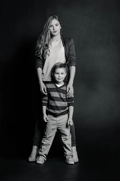 写真スタジオで美しい母とスタイリッシュなかわいい男の子の肖像画 — ストック写真