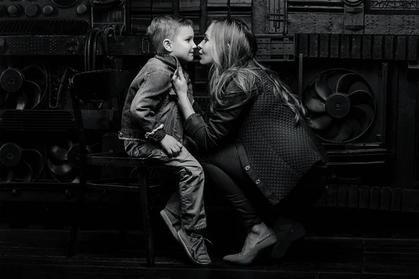Porträtt av snygg söt liten pojke med vackra mamma i fotostudio — Stockfoto