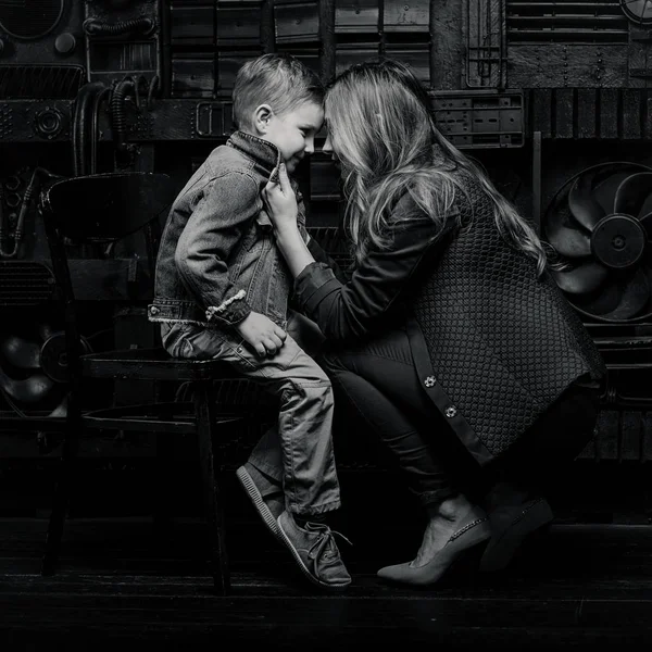 Retrato de elegante lindo niño con hermosa mamá en el estudio de fotos — Foto de Stock