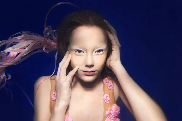 Portret van jonge mooie rode haren meisje in roze jurk en met rozen onderwater — Stockfoto