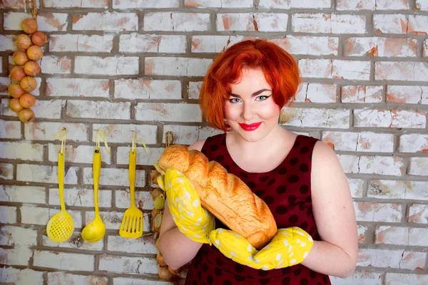 Gyönyörű vörös hajú fiatal nő, a diéta kenyérrel portréja — Stock Fotó