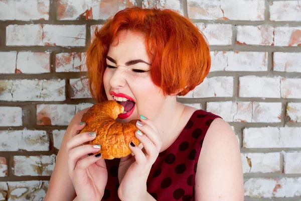 Prachtig rood haar jonge vrouw op dieet eten brood — Stockfoto