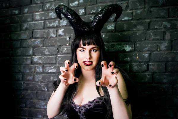 Fată într-o rochie neagră în stilul demonului — Fotografie, imagine de stoc