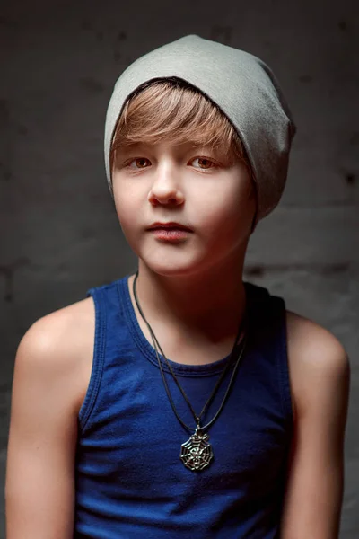 Портрет крутого молодого хлопчика хіп-хопу в сірому капелюсі на горищі — стокове фото