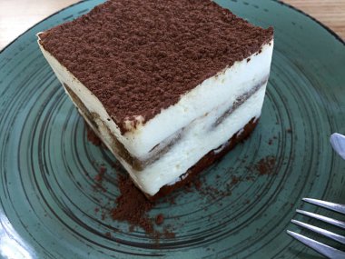 tiramisu tatlı bir plaka üzerinde. hareket eden fotoğraf